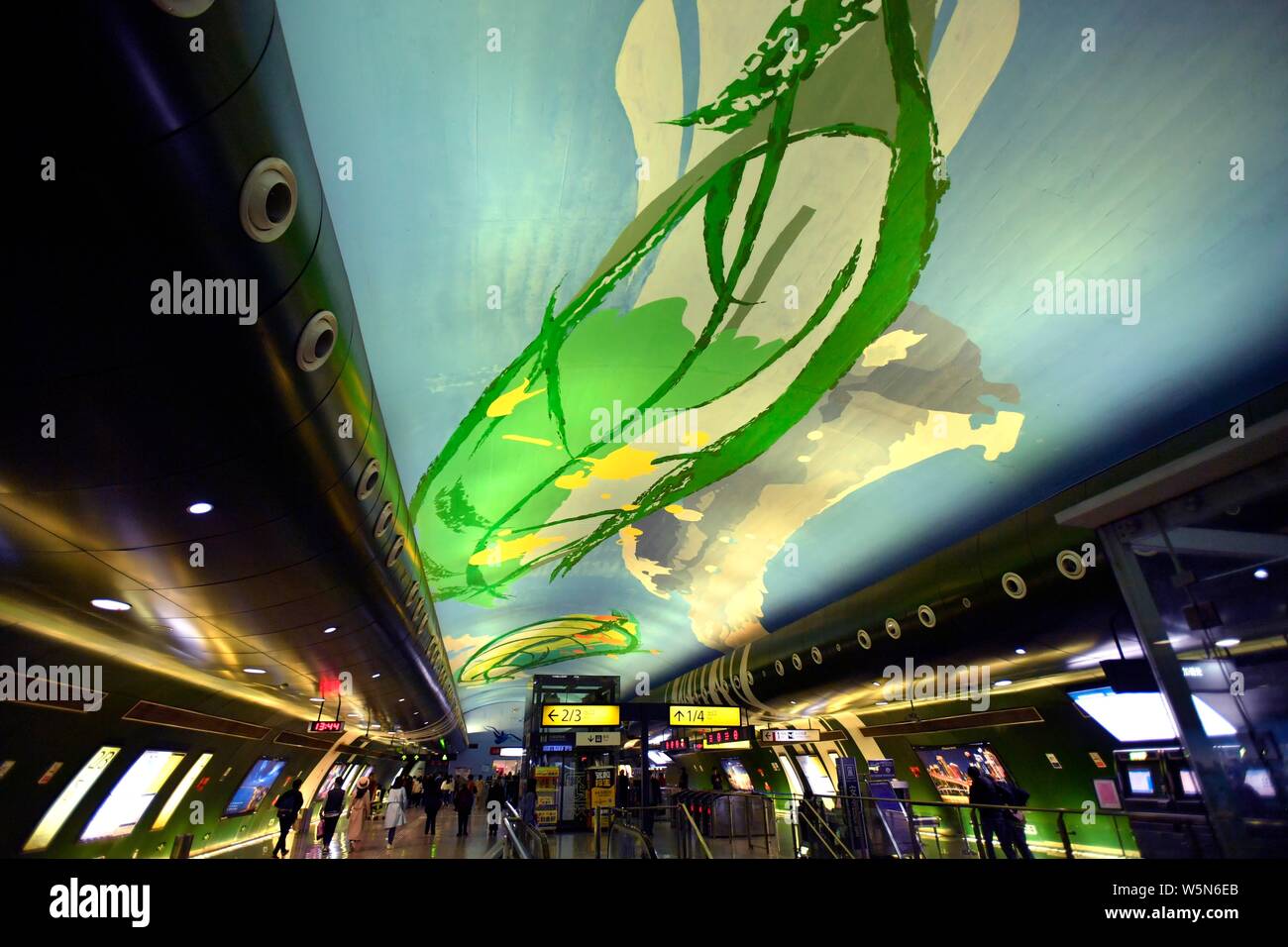 Vista interna del Xiaolongkan stazione della metropolitana con un tema di foglie verdi su la linea 1 della metropolitana di Chongqing Rail Transit a Chongqing Cina, 2 Apri Foto Stock