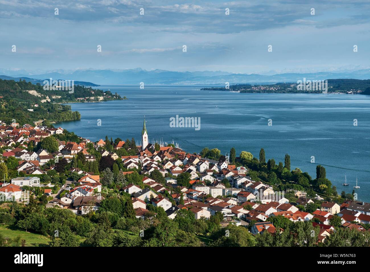 Vista sul lago di Costanza, con la località Sipplingen, all'orizzonte le Alpi Svizzere Lago Constancekreis, Baden-Württemberg, Germania Foto Stock