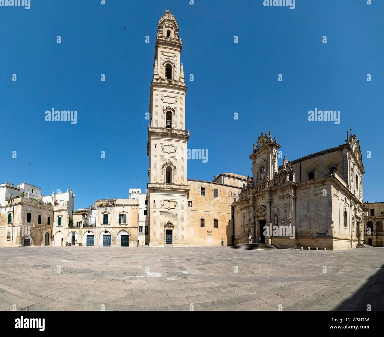 Duomo di Lecce con il campanile, la Piazza del Duomo, Lecce, Puglia, Italia Foto Stock