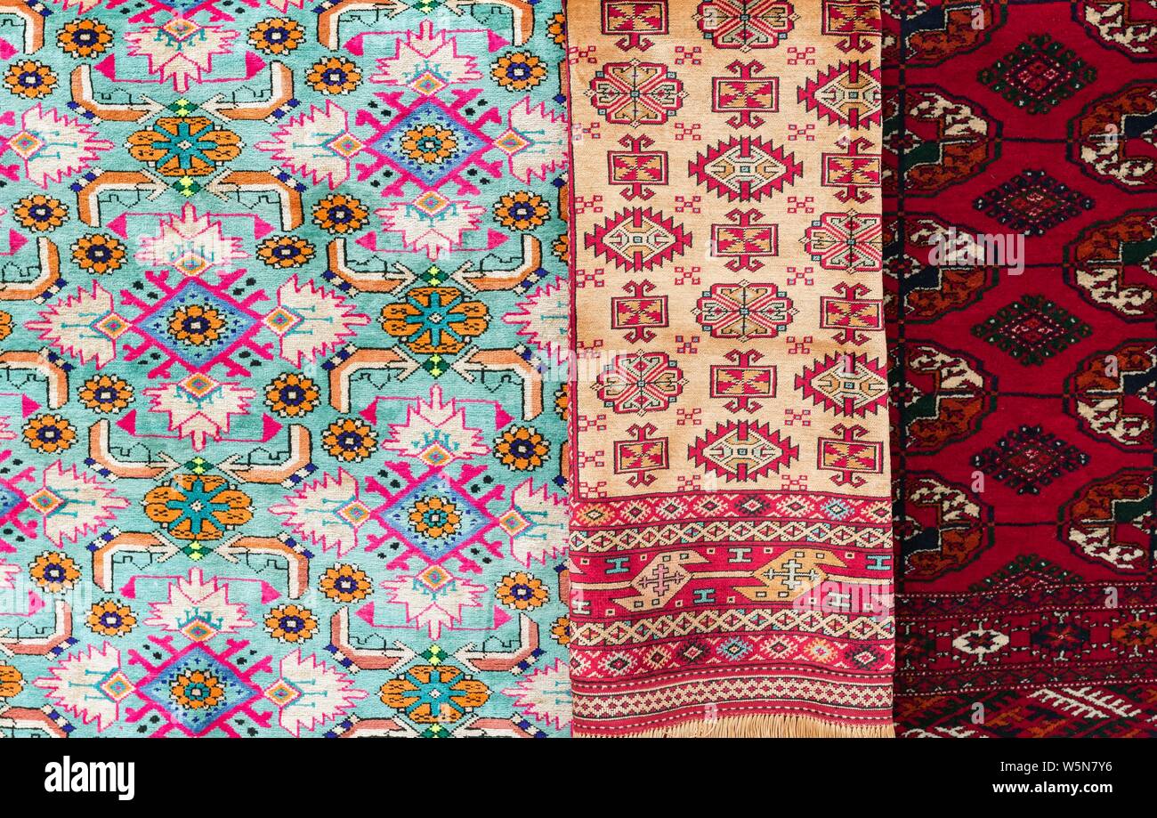 Suzani colorati tessuti in vendita su un mercato a Bukhara, Uzbekistan Foto Stock