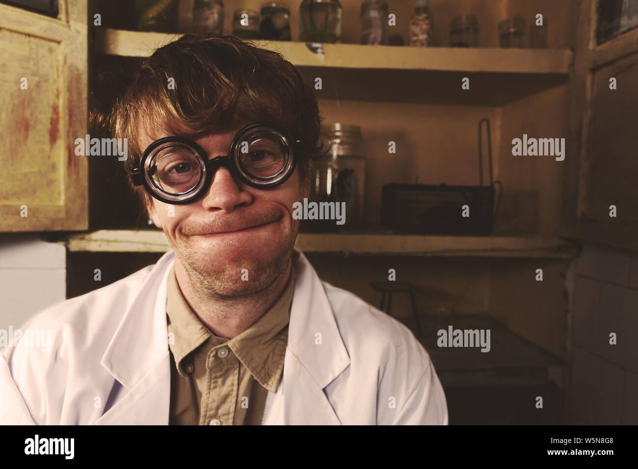 Lo scienziato pazzo nel suo laboratorio fare esperimenti Foto Stock