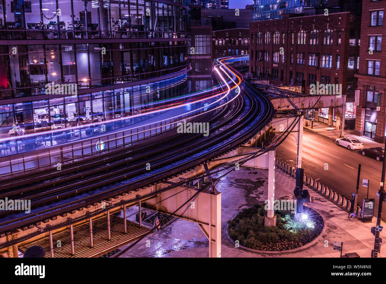 Sentieri di luce, da due Chicago EL treni, da pozzi Kinzie Garage nei pressi di Merchandise mart stazione, al crepuscolo Foto Stock