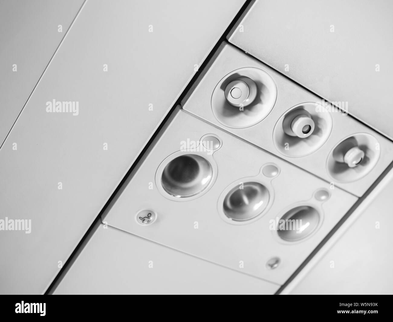 Pannello di controllo tettuccio e le icone in classe economy cabin in aereo per regolare l'aria condizionata e luci, vista dal sedile del passeggero. Foto Stock