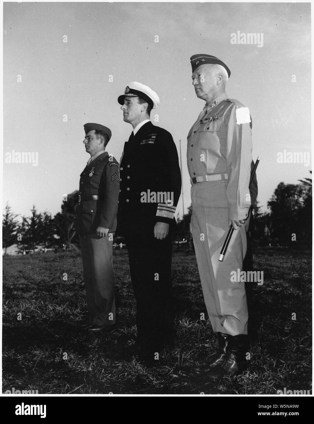 General George Patton e altri due ufficiali Foto Stock