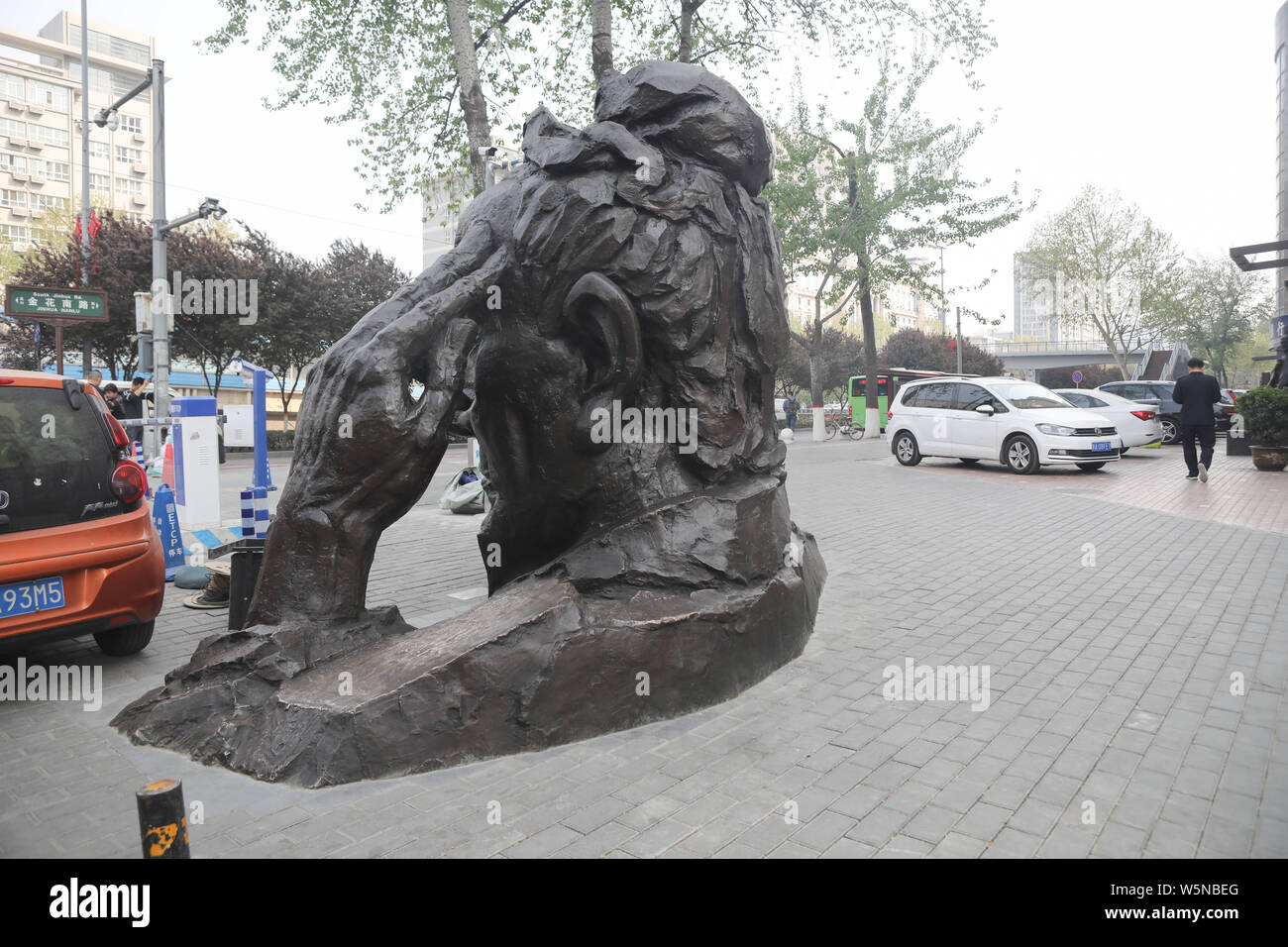 Una semi-interrato scultura di Sima Qia, storico cinese della prima dinastia Han (206 BC ¨C AD 220), gesti su una strada a Xi'an City, a nord-ovest della Cina" Foto Stock