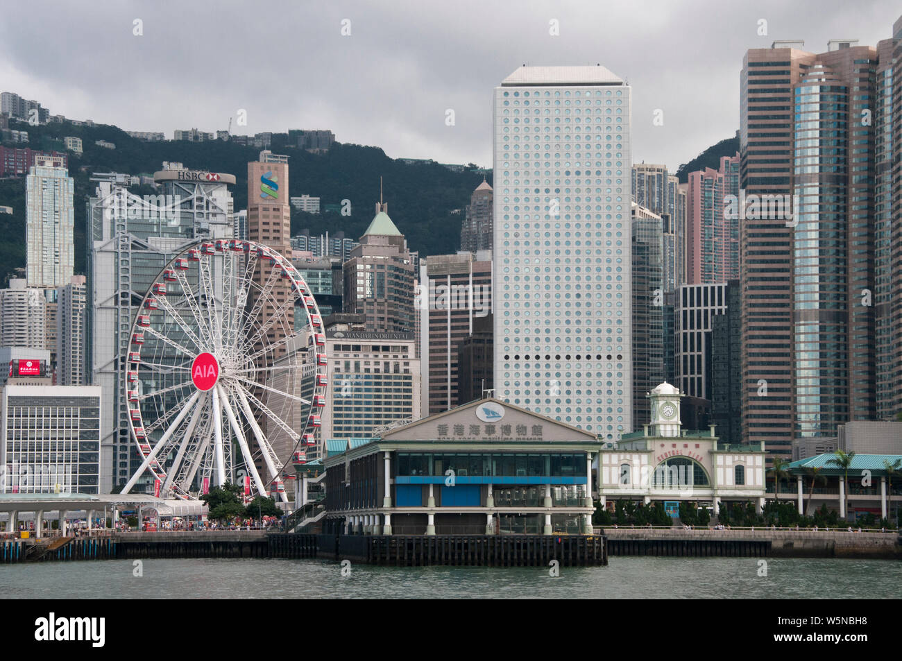Ruota di osservazione, il Museo Marittimo e dal Molo dei Traghetti Star, Hong Kong, Cina Foto Stock
