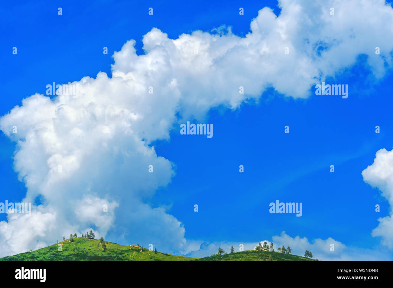 Big Cumulonimbus nube sulle montagne di Altai, Kazakistan. Foto Stock