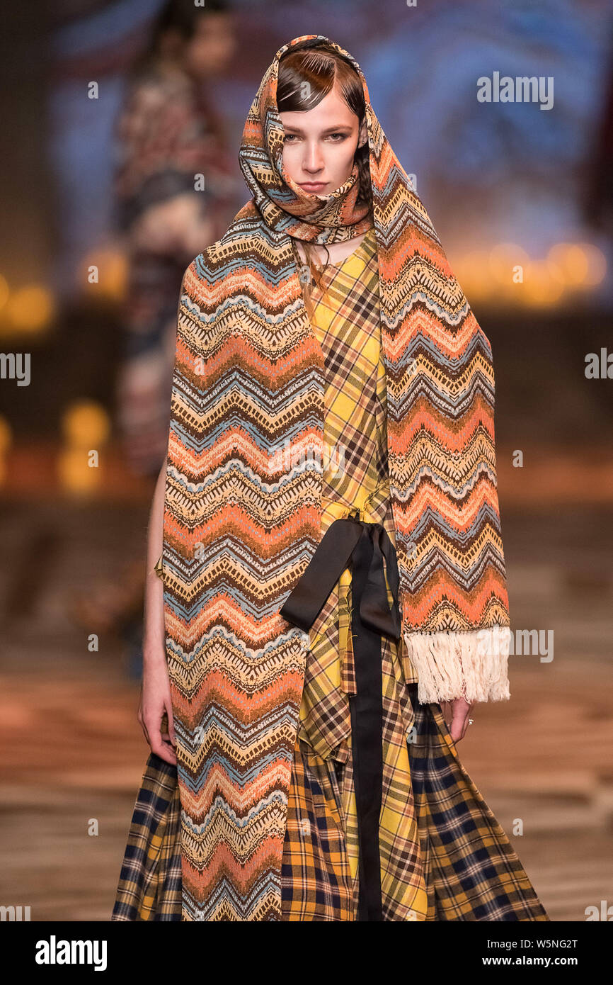 Un modello consente di visualizzare una nuova creazione al WANCAOYI visualizza durante la Shanghai Fashion Week Autunno/Inverno 2019 a Shanghai in Cina, 31 marzo 2019. Foto Stock