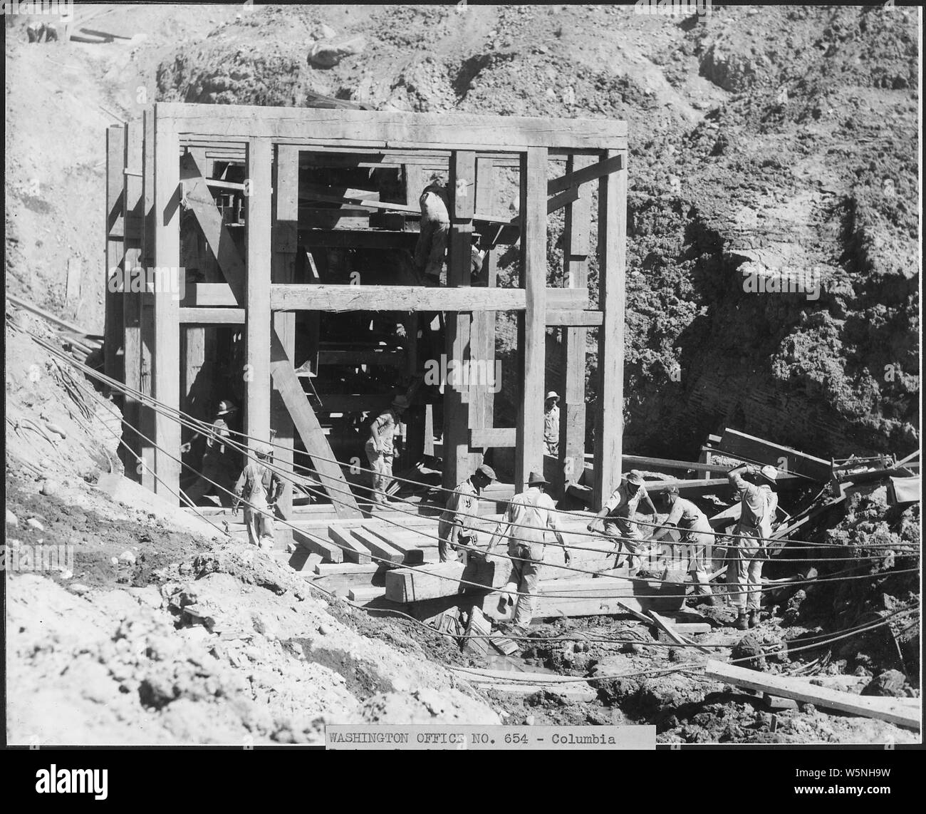 Pesante incorniciatura di legno per i trasportatori alimentatori; Portata e contenuto: fotografia dal volume due di una serie di album di foto per documentare la costruzione del Grand Coulee Dam e i relativi lavori sul bacino di Columbia progetto. Foto Stock