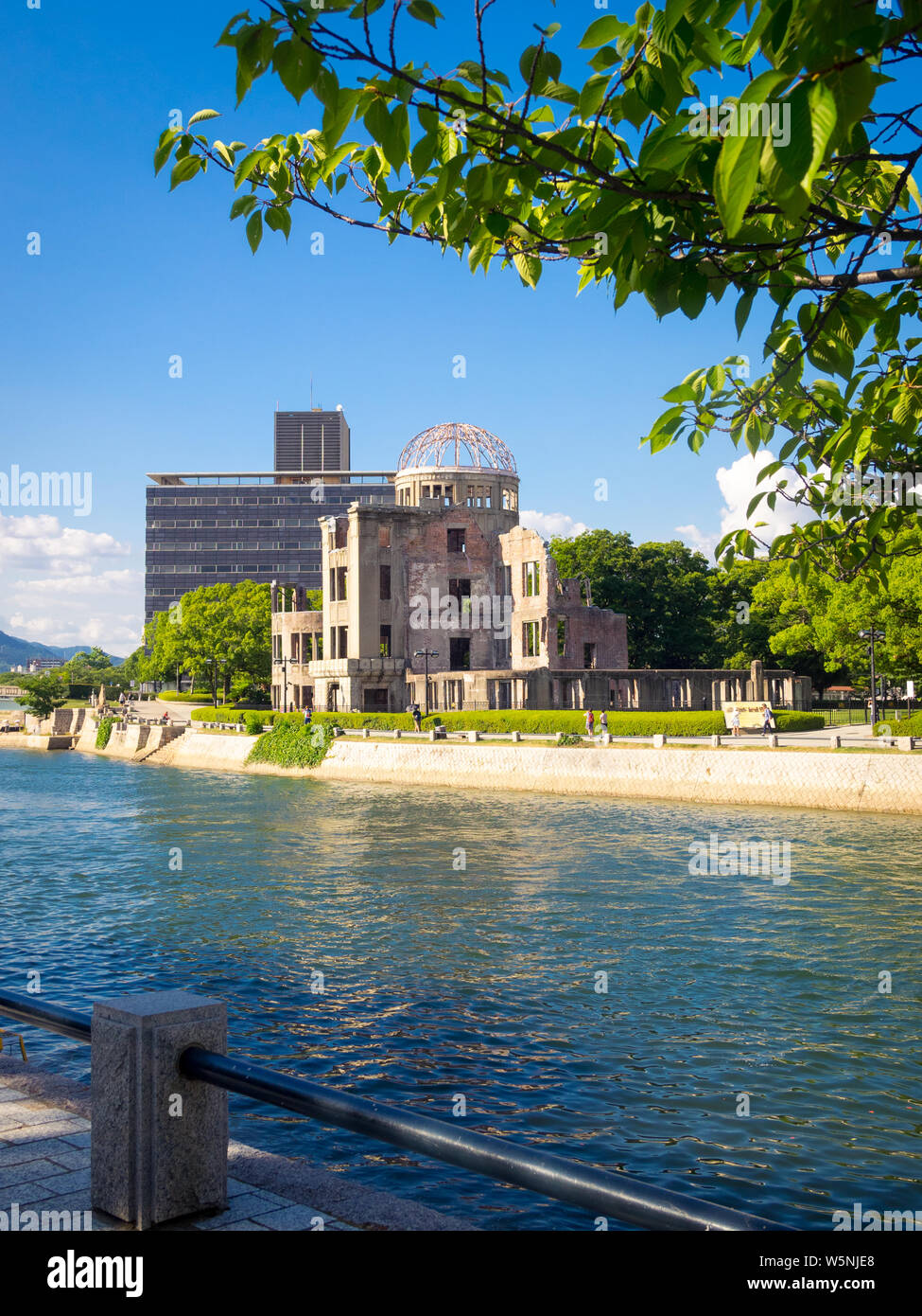 La Pace di Hiroshima commemorativo (cupola di Genbaku, la Cupola della bomba atomica o un-Bomb Dome) e il fiume Ota a Hiroshima, Giappone. Foto Stock