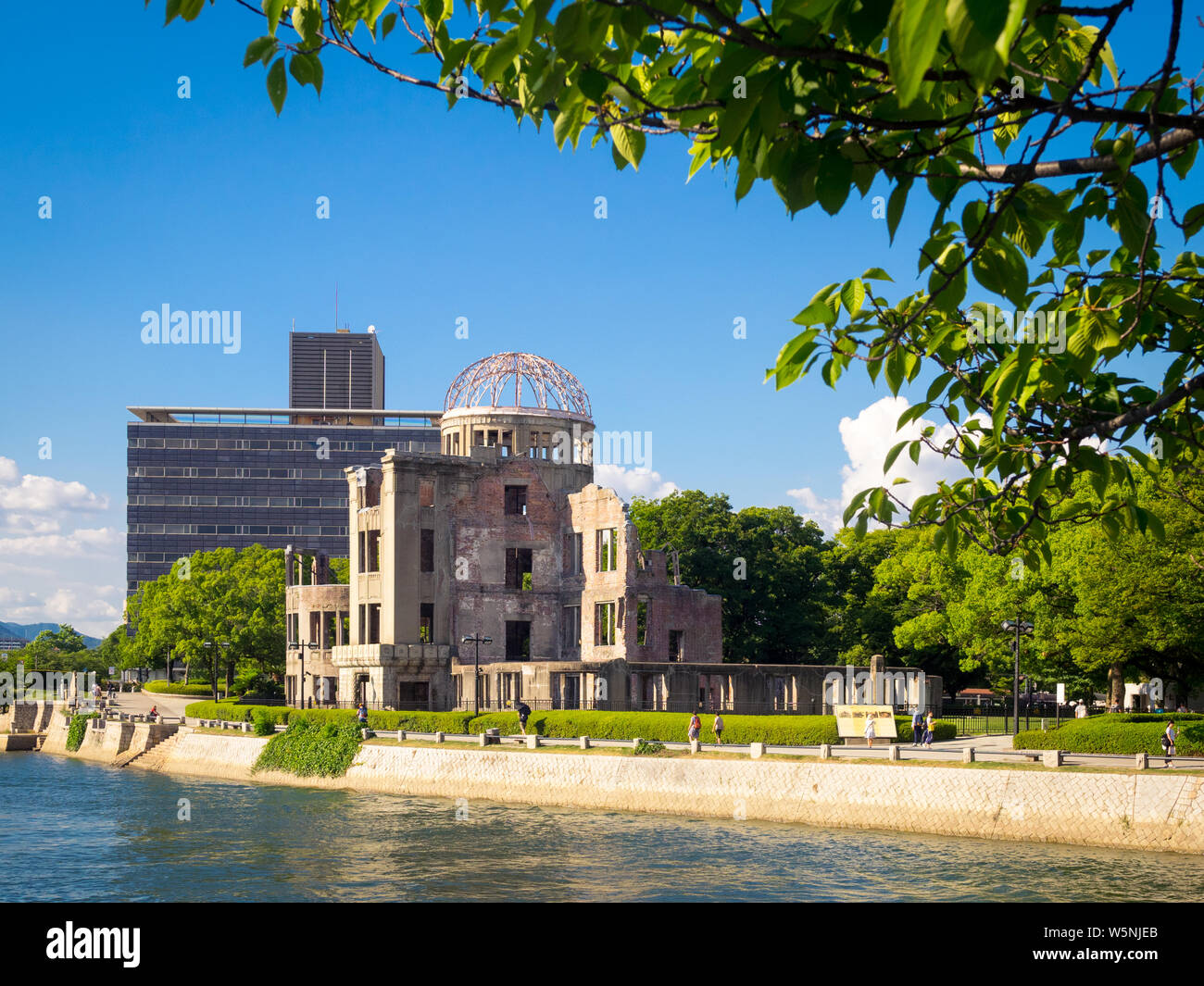La Pace di Hiroshima commemorativo (cupola di Genbaku, la Cupola della bomba atomica o un-Bomb Dome) e il fiume Ota a Hiroshima, Giappone. Foto Stock