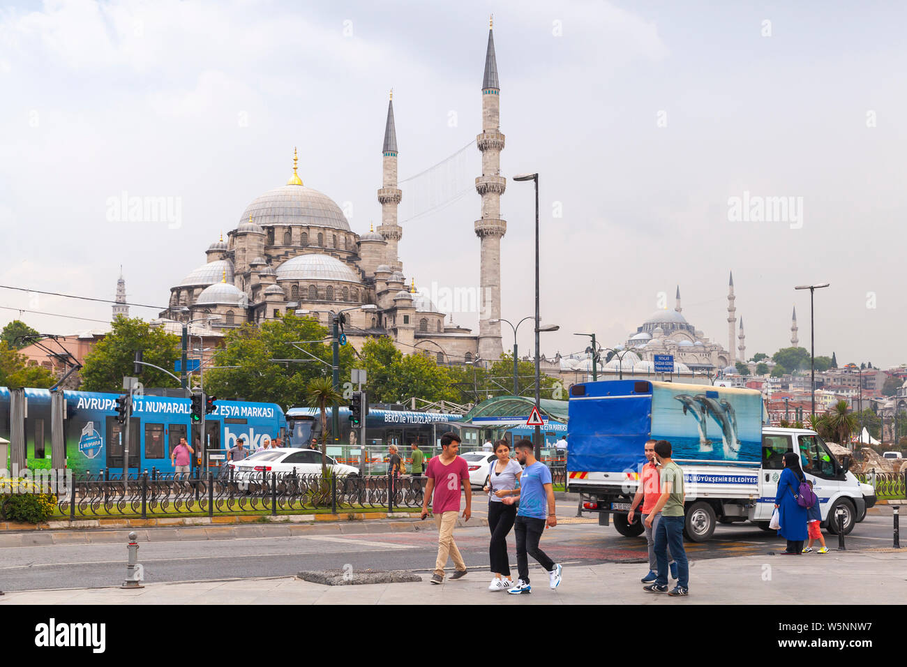 Istanbul, Turchia - 26 Giugno 2016: la popolazione locale a piedi la strada di Istanbul e la nuova moschea o Yeni Cami è su uno sfondo Foto Stock