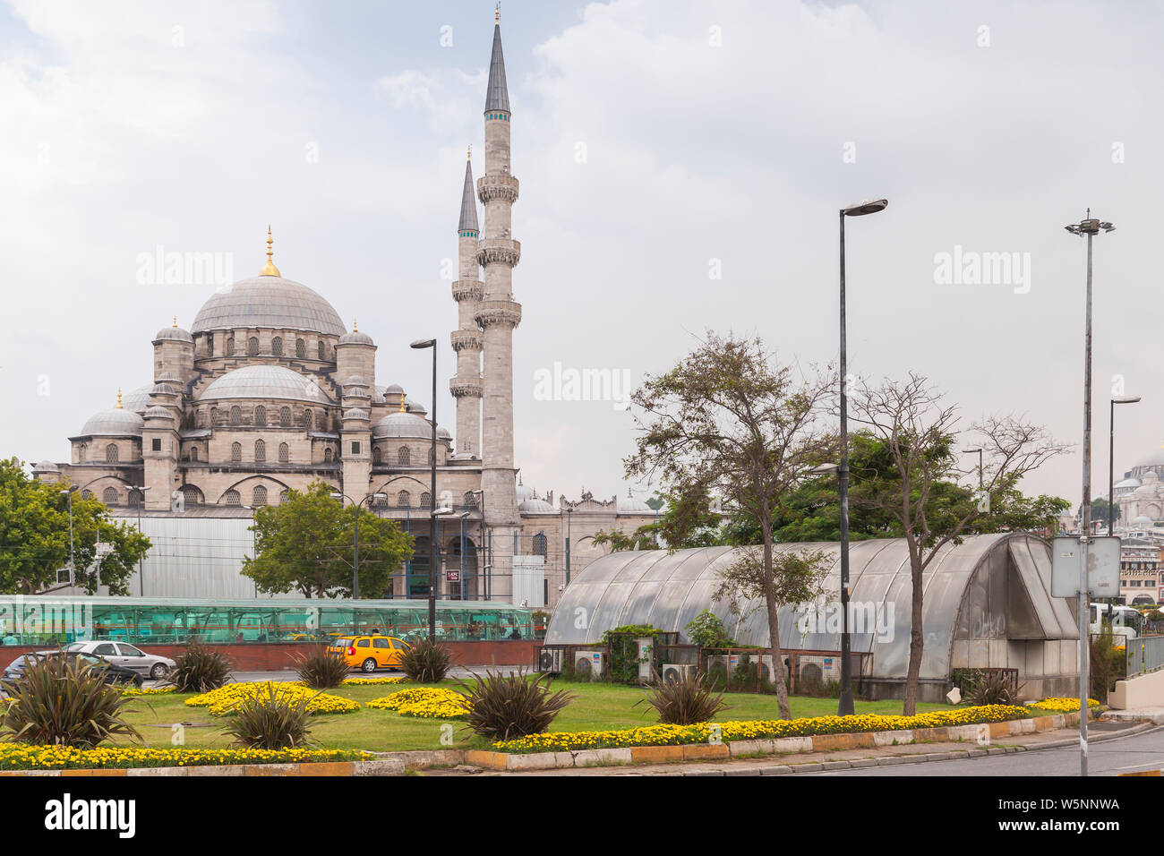 Istanbul, Turchia - 26 Giugno 2016: Street View di Istanbul con la nuova moschea o Yeni Cami Foto Stock