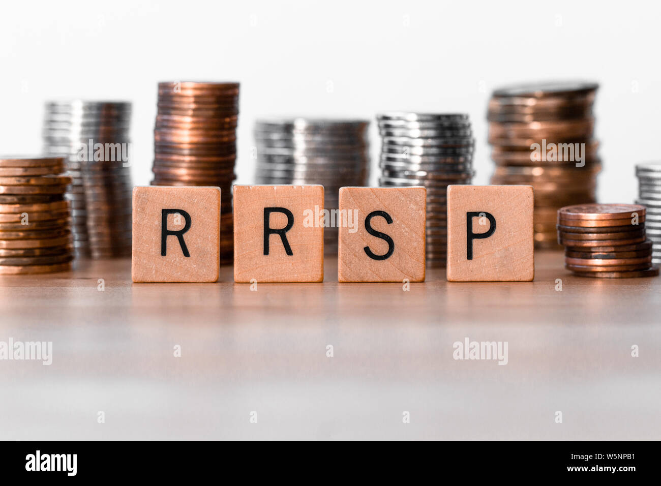 RRSP (registrati Piano di risparmio previdenziale) segni con le monete in background Foto Stock