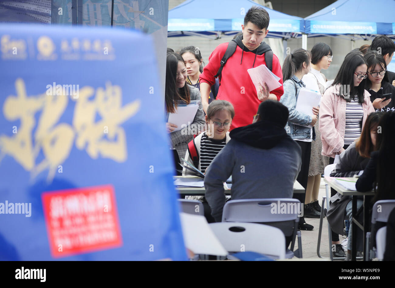 --FILE--laureati cinesi cercare occupazione durante una fiera del lavoro a Xi'an Università Tecnologica di Xi'an City, a nord-ovest della Cina di Shaanxi provinc Foto Stock