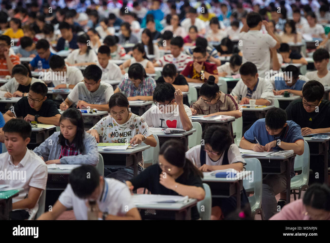 --FILE -- Gli studenti frequentano un collegio ingresso esame per applicare per l Università Cinese di Hong Kong in una scuola nella città di Shenzhen, nel sud della Cina di gu Foto Stock