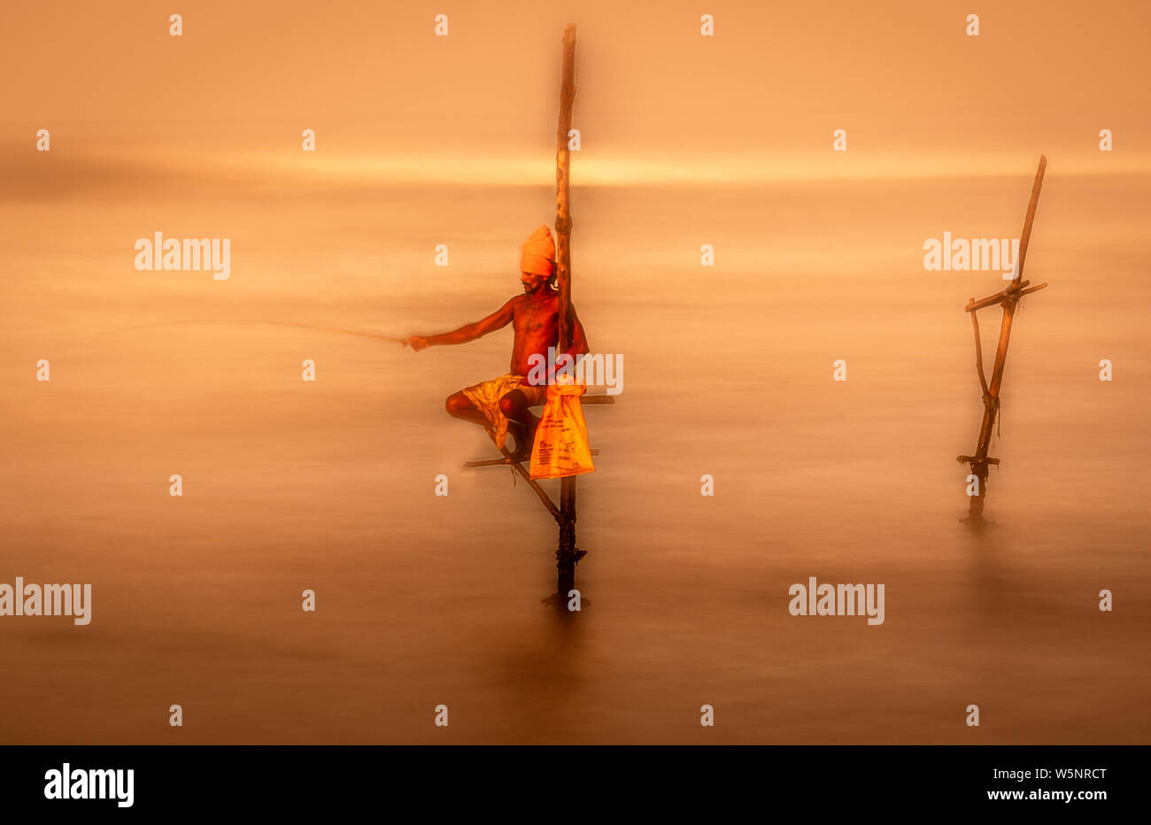 Galle, Sri Lanka - 2019-04-01 - Stilt pescatori dello Sri Lanka trascorrere tutto il giorno in piccole piattaforme a pescare per la cena. Foto Stock