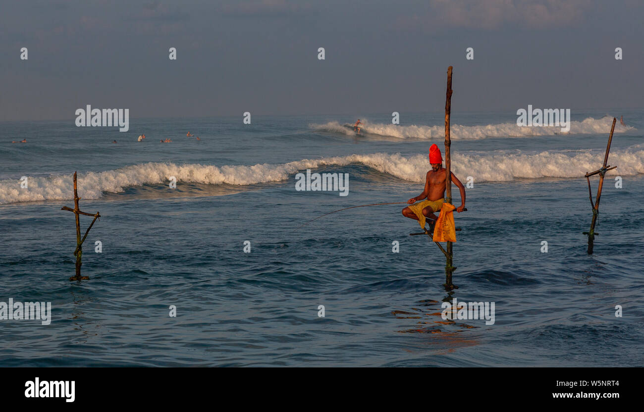 Galle, Sri Lanka - 2019-04-01 - Stilt pescatori dello Sri Lanka trascorrere tutto il giorno in piccole piattaforme a pescare per la cena. Foto Stock