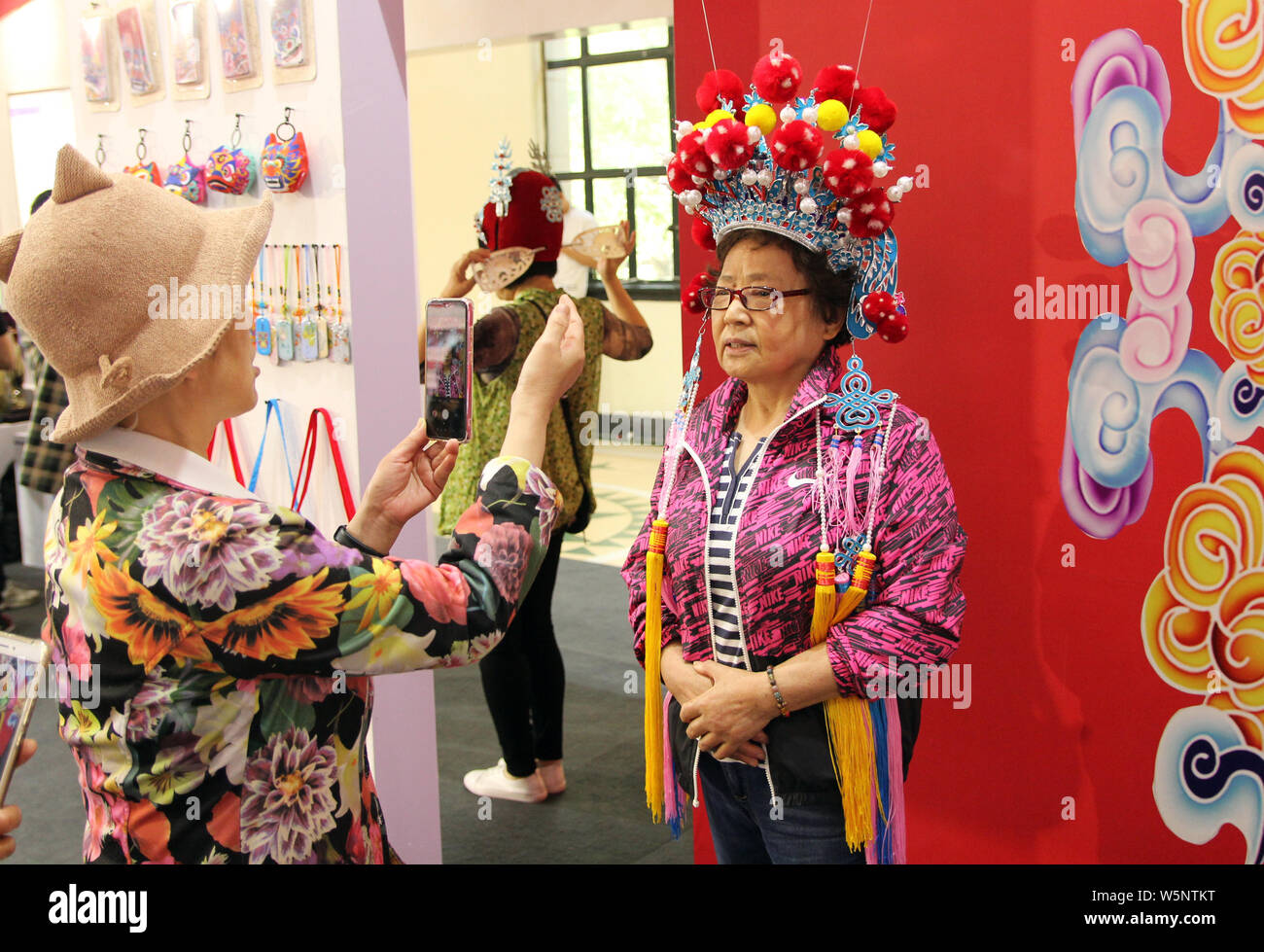 La gente visita il dodicesimo Cina Art Festival in Cina a Shanghai, 20 maggio 2019. Foto Stock