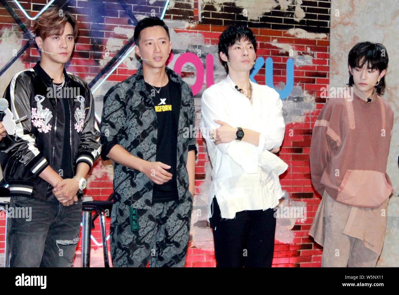 (Da sinistra) Taiwanese singer, attore e host Show Lo, attore cinese Han Geng, Taiwanese-American attore e cantante Vanness Wu, e Jackson Yee o Yi Ya Foto Stock