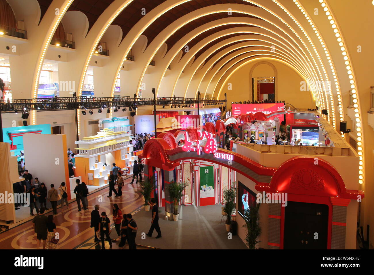 La gente visita il dodicesimo Cina Art Festival in Cina a Shanghai, 20 maggio 2019. Foto Stock