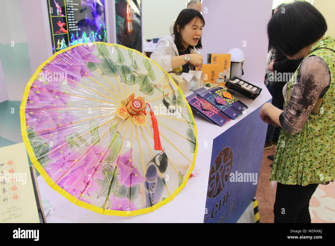 La gente visita il dodicesimo Cina Art Festival in Cina a Shanghai, 20 maggio 2019. Foto Stock