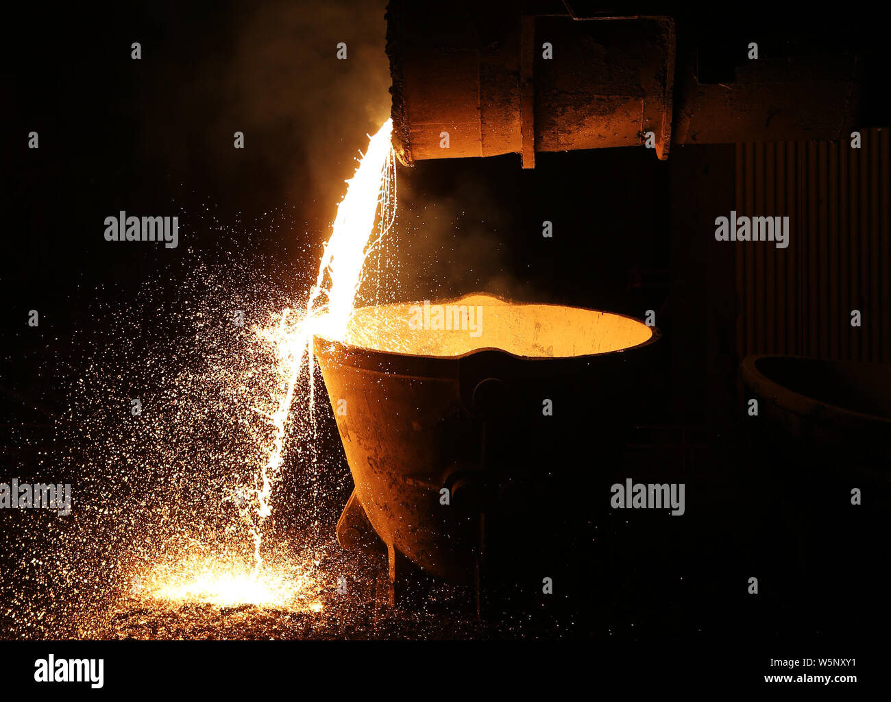 Un lavoratore cinese elabora le parti in acciaio presso lo stabilimento di Nanjing Ferro e acciaio Co., Ltd. in Nanjing city, est cinese della provincia di Jiangsu, 10 maggio 2019. Foto Stock