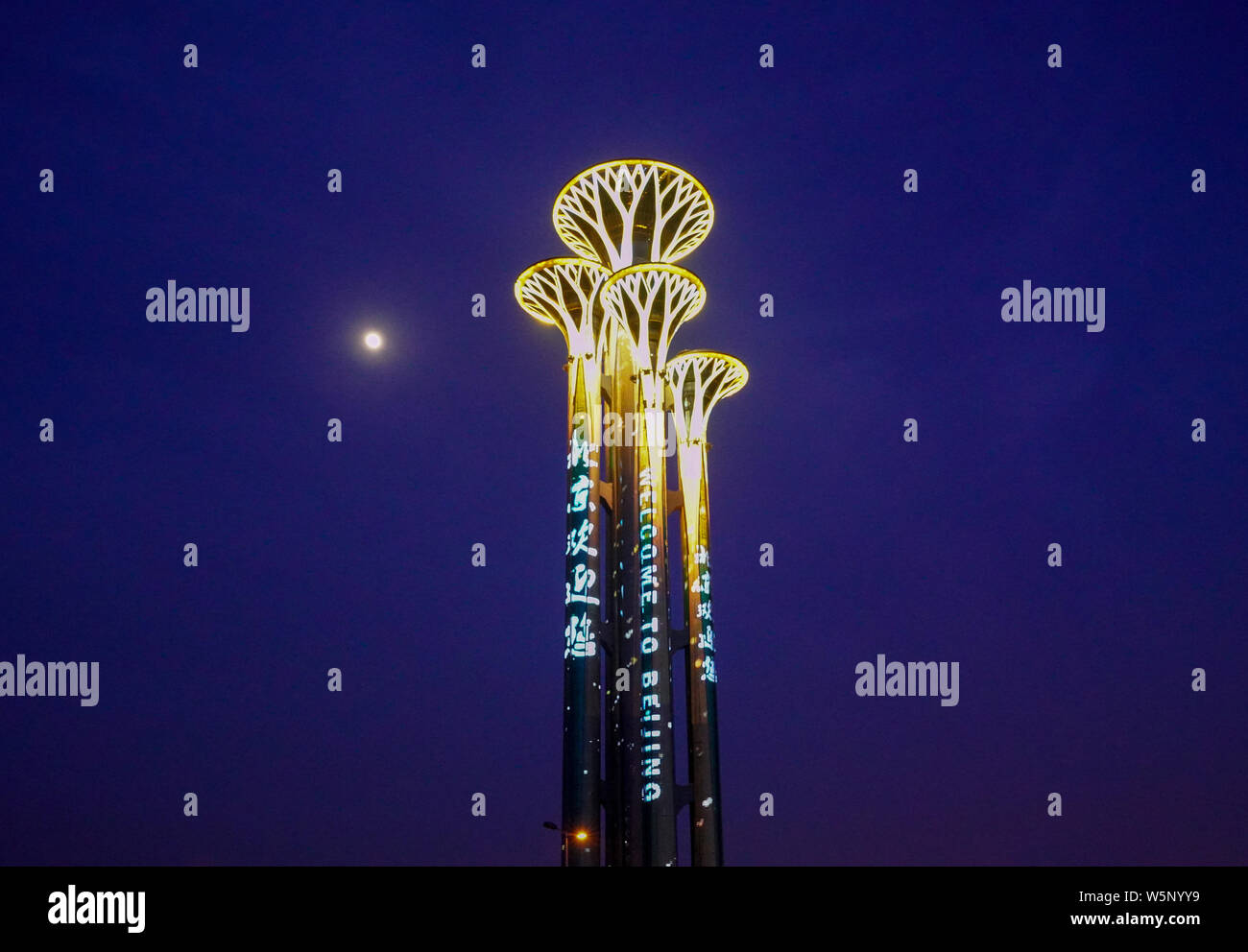 La torre di avvistamento presso Olympic Forest Park è illuminato da luci colorate nella celebrazione della Conferenza sul dialogo di civiltà asiatiche (CDAC) in Beij Foto Stock