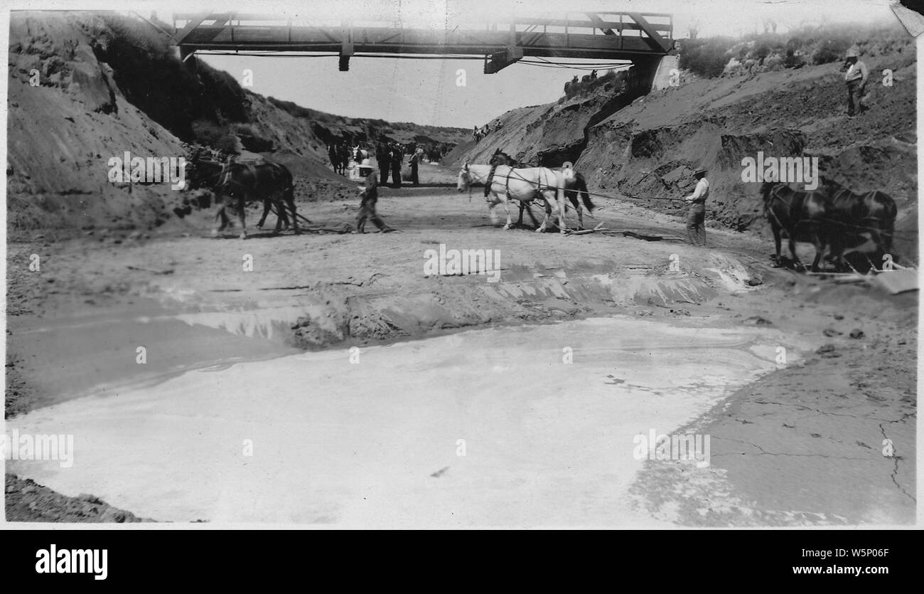 Interstate Canal, campo di applicazione e il contenuto: fotografia dal volume di uno di una serie di album di foto per documentare la costruzione della diga di Pathfinder e altre unità sul North Platte Progetto in Wyoming e Nebraska. Foto Stock