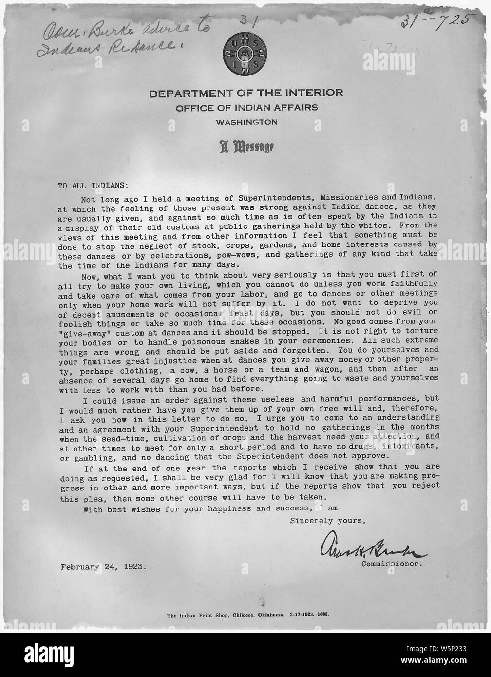 Emissione da parte del Commissario per gli affari indiani ha per tutti gli Indiani in uno sforzo per ridurre il numero di danze indiane e rituali e di interrompere l'uso di dare-a-modi a queste funzioni. In aggiunta, il Commissario vorrebbe l'uso di alcol e di droghe e attività di gioco d'azzardo per essere vietato. Foto Stock