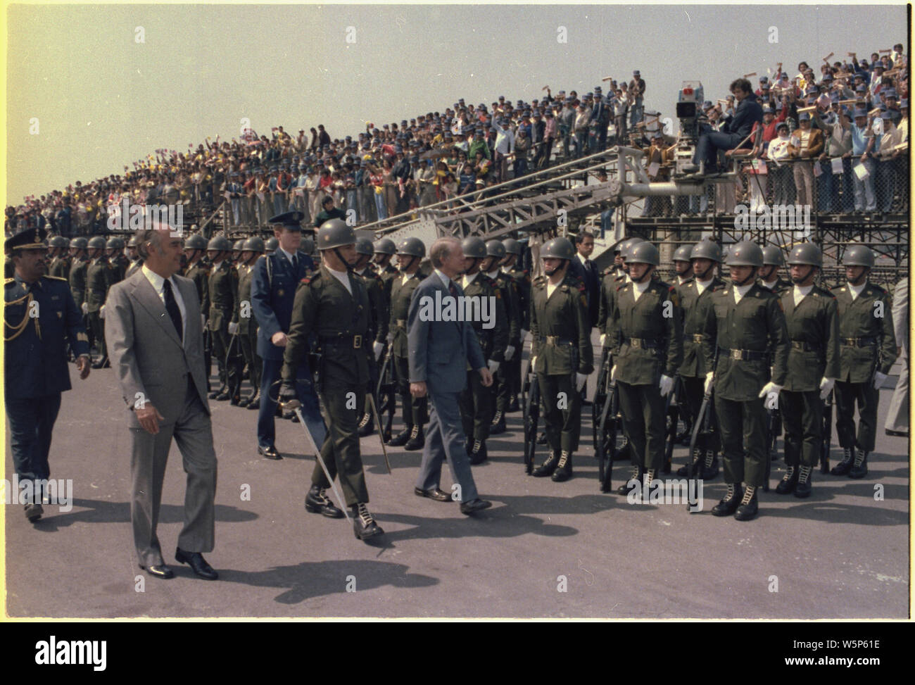 Jimmy Carter e Lopez Portillo rivedere le truppe durante la cerimonia di benvenuto per il presidente della visita di stato in Messico. Foto Stock