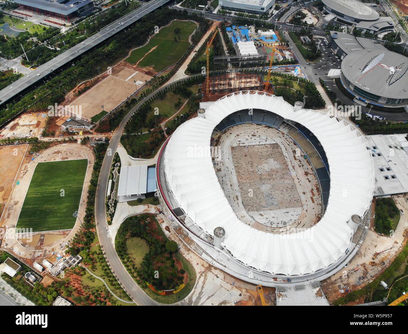 Una veduta aerea di Wuhan centro sportivo Stadio sotto lavori di rinnovo in corso di preparazione per il prossimo 7° CISM Giochi Mondiali Militari nella città di Wuhan, centra Foto Stock