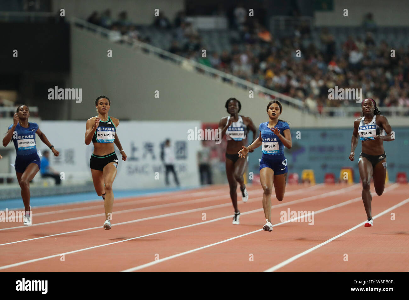 Pista del Bahrein e il campo sprinter Salwa Eid Naser, destra, compete nel 400m donne durante la IAAF Diamond League Shanghai in Cina a Shanghai, 18 Ma Foto Stock