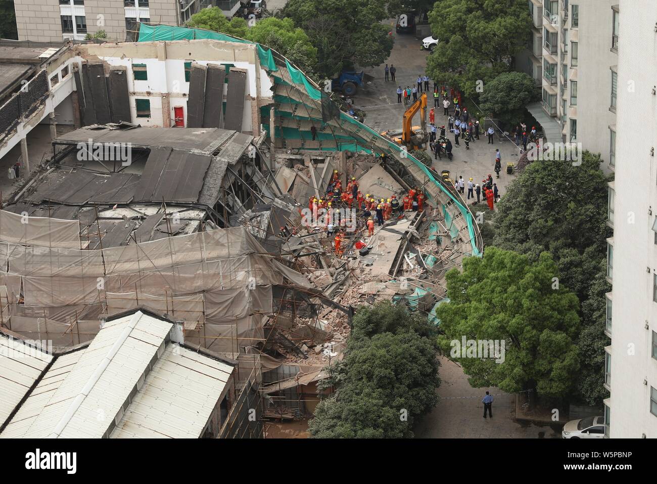 Il cinese Soccorritori alla ricerca di persone intrappolate nelle macerie del crollo di edificio in Cina a Shanghai, 16 maggio 2019. Dieci persone sono state uccise ed una Foto Stock