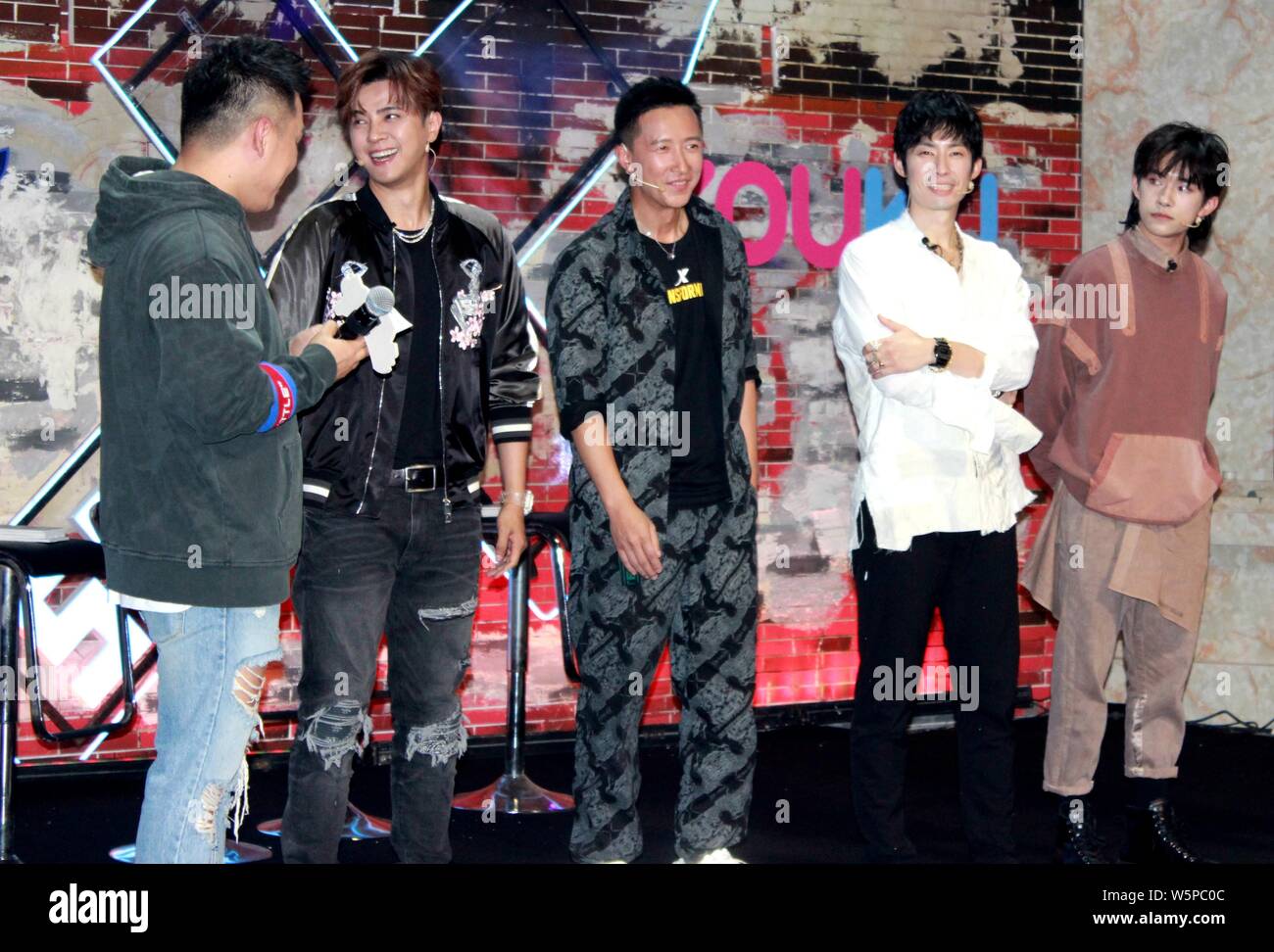(Da sinistra) Taiwanese singer, attore e host Show Lo, attore cinese Han Geng, Taiwanese-American attore e cantante Vanness Wu, e Jackson Yee o Yi Ya Foto Stock