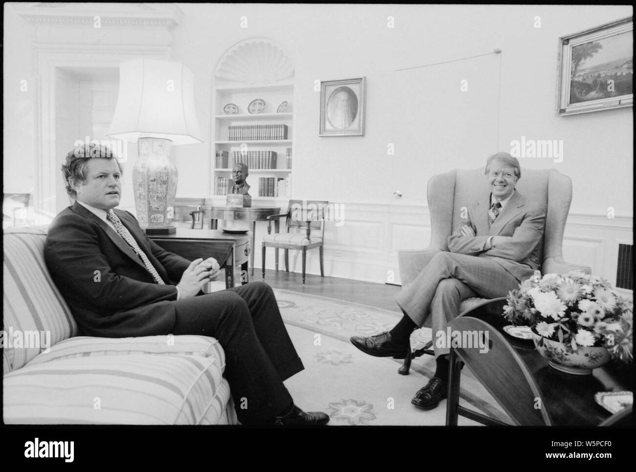 Jimmy Carter si incontra con il senatore Edward Kennedy all Ufficio Ovale. Foto Stock