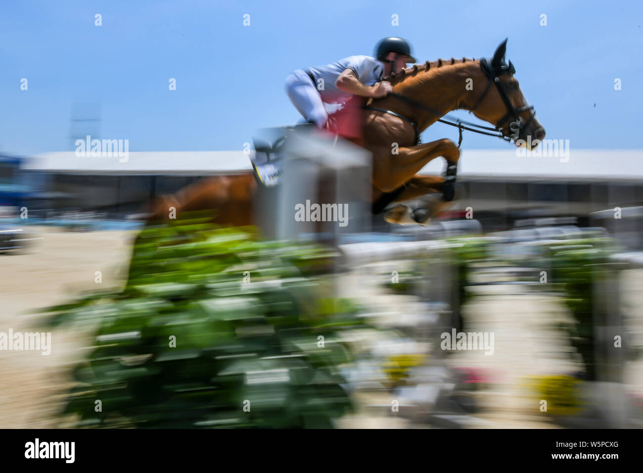 Un compete equestre in 1.45/1.50m la concorrenza contro l'orologio durante la Shanghai Grand Prix del 2019 Shanghai Longines Global Champions T Foto Stock