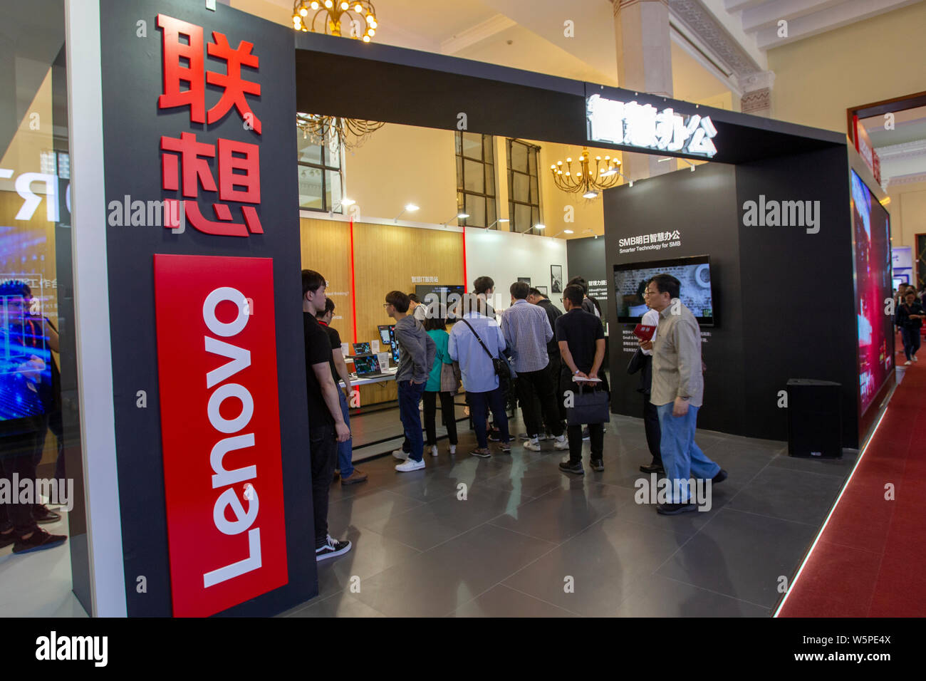 --FILE -- la gente visita lo stand di Lenovo durante una mostra a Shanghai in Cina, il 10 maggio 2019. Della Cina di Lenovo Group ha riferito a più di tre volte Foto Stock