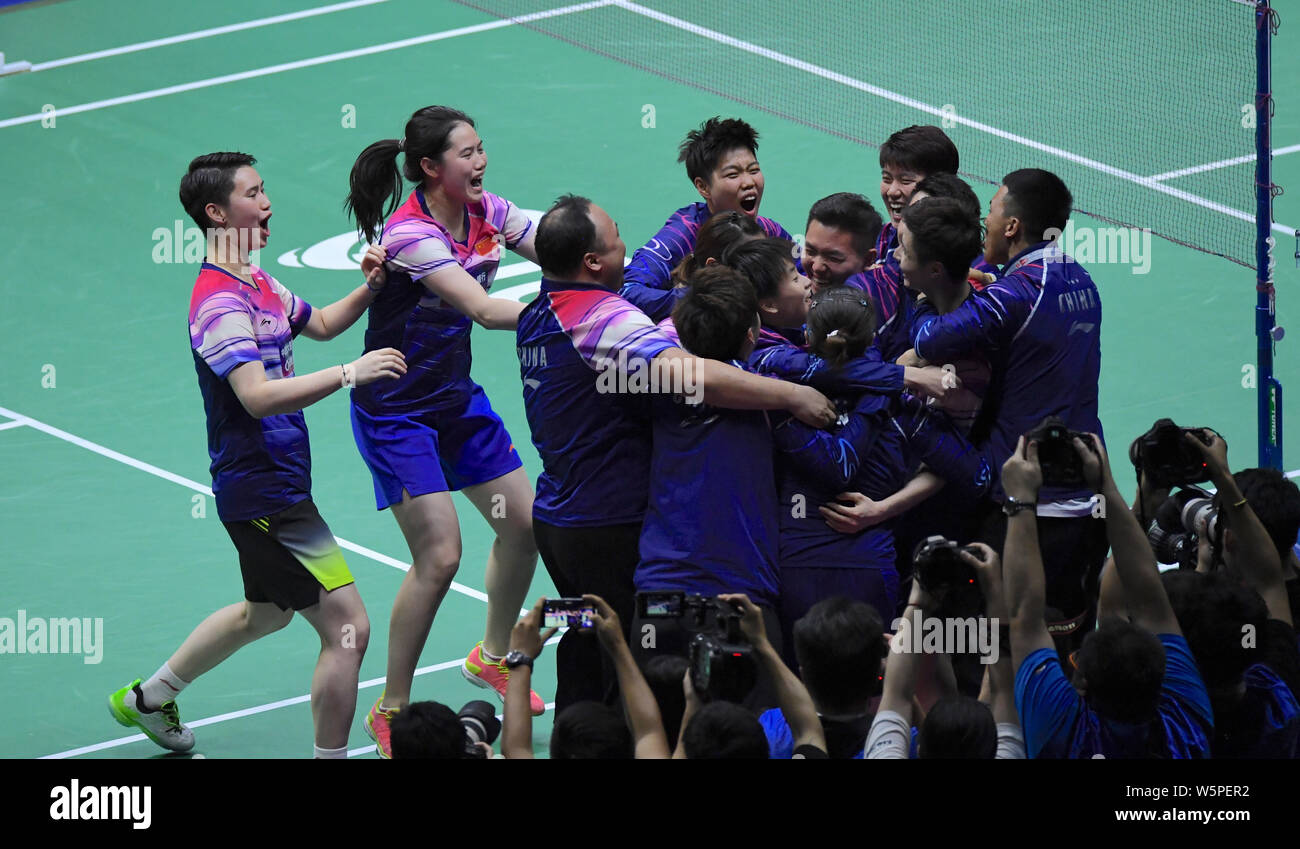 Chinese badminton giocatori celebrare con i loro allenatori dopo aver sconfitto il Giappone 3-0 nel loro gruppo finale 1 partite durante il totale BWF Sudirman Cup 2019 Foto Stock