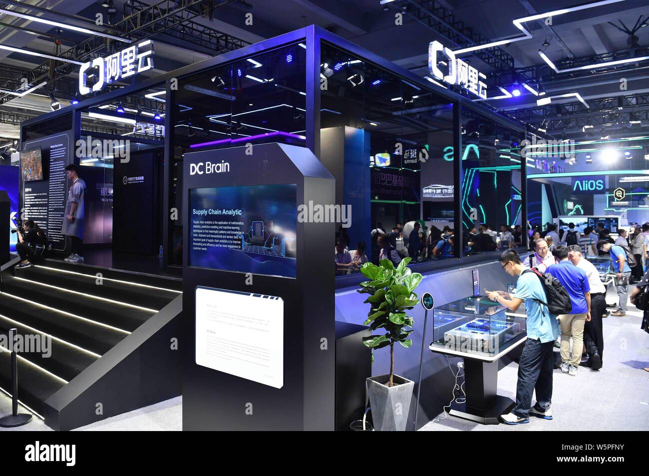 --FILE -- la gente visita lo stand di Alibaba Cloud, o Aliyun.com, online di cloud computing unità del gruppo Alibaba, durante il Computing Conference 2018 Foto Stock