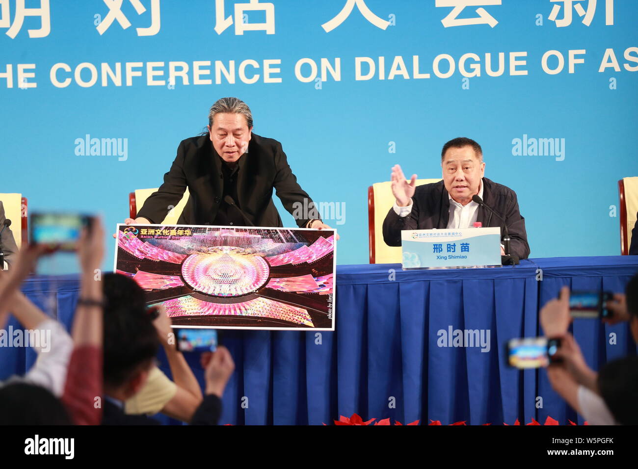 Dongsheng Yang, direttore della cultura asiatica il carnevale, parla nel corso di una conferenza stampa per la cultura asiatica carnevale della Conferenza sul Dialogo di un Foto Stock