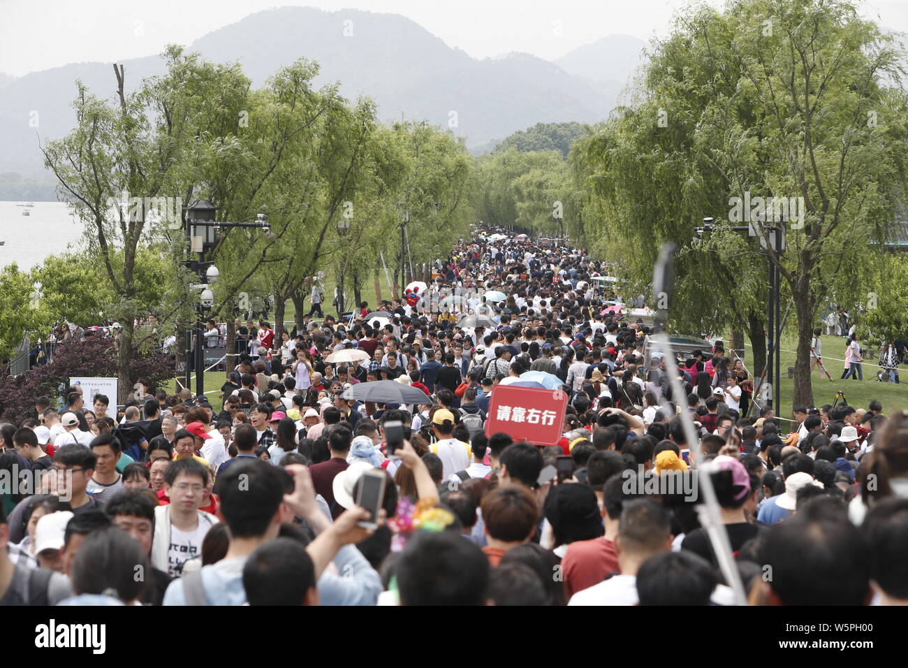 I turisti di visitare il West Lake scenic spot durante i quattro giorni di festa del lavoro vacanza in Hangzhou, est della Cina di provincia dello Zhejiang, 2 maggio 2019. Foto Stock