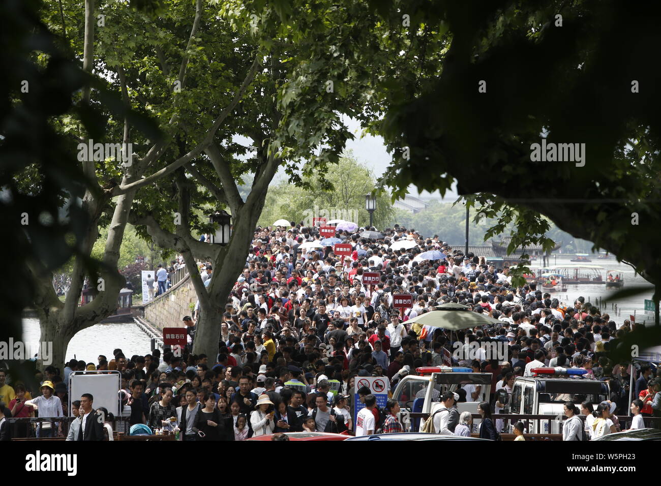 I turisti di visitare il West Lake scenic spot durante i quattro giorni di festa del lavoro vacanza in Hangzhou, est della Cina di provincia dello Zhejiang, 2 maggio 2019. Foto Stock