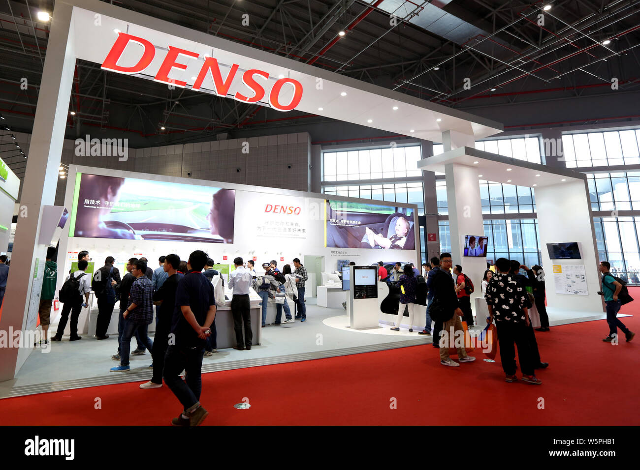 --FILE -- la gente visita lo stand della giapponese fornitore automobilistico Denso Corp. durante il XVI Shanghai industria automobilistica internazionale di Fiera, anche Foto Stock