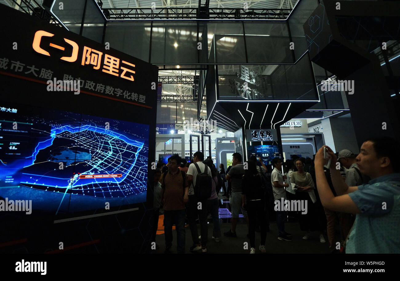 --FILE -- la gente visita lo stand di Alibaba Cloud, o Aliyun.com, online di cloud computing unità del gruppo Alibaba, durante il terzo mondo Intelligence Co Foto Stock