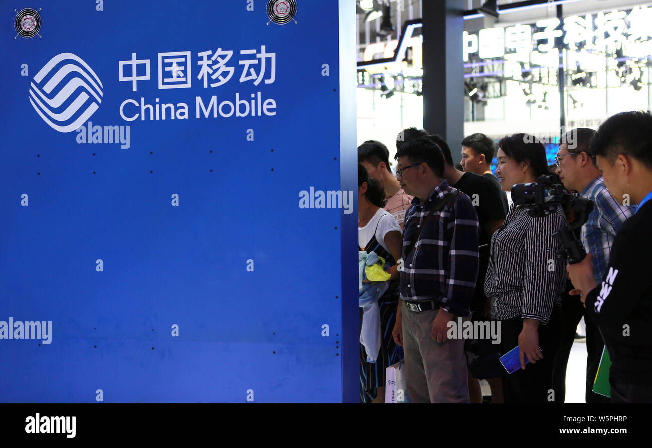 La gente visita lo stand della China Mobile durante il China International grande industria dati Expo 2019 nella città di Guiyang, a sud-ovest della Cina di Guizhou, Foto Stock