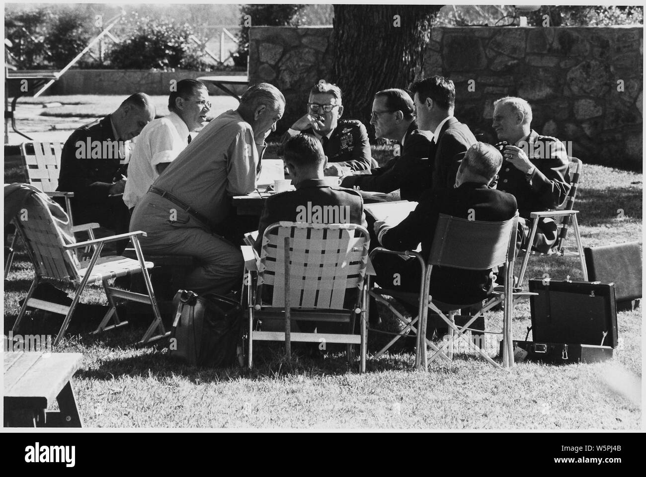 Comune di capi di Stato maggiore incontro presso il Ranch di LBJ; Portata e contenuto: Posizione: LBJ Ranch. Illustrato: Maggiore Generale Chester Clifton, il Segretario della Difesa Robert McNamara, Presidente Lyndon B. Johnson, Generale Curtis LeMay, il generale Earle Wheeler, Vice Segretario della Difesa Cyrus Vance, Generale Harold Johnson, ammiraglio David McDonald, Generale Wallace Greene. Foto Stock