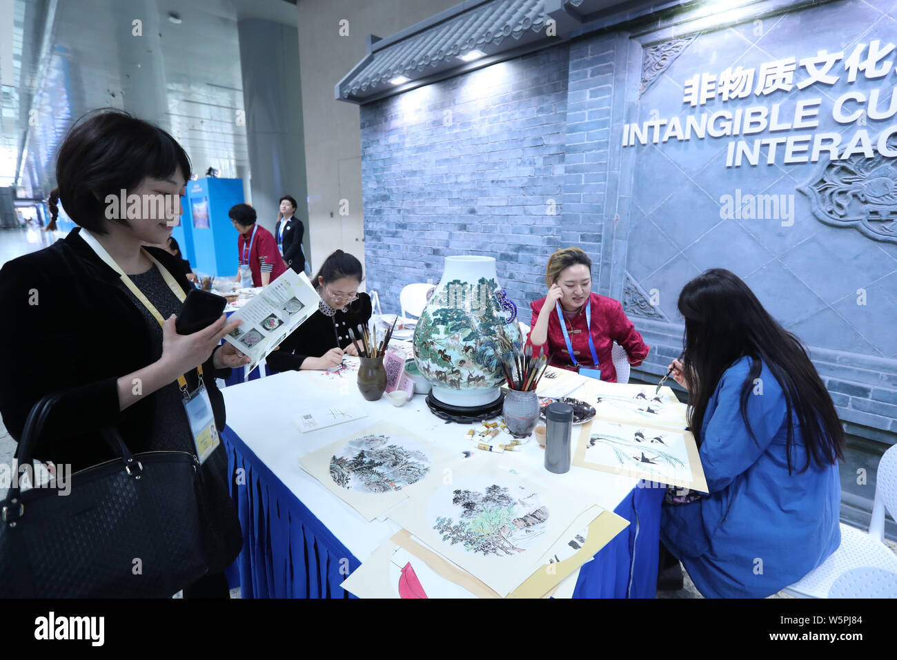 Vista del patrimonio culturale immateriale area interattiva del centro media della Conferenza sul dialogo di civiltà asiatiche (CDAC) a Pechino, Foto Stock