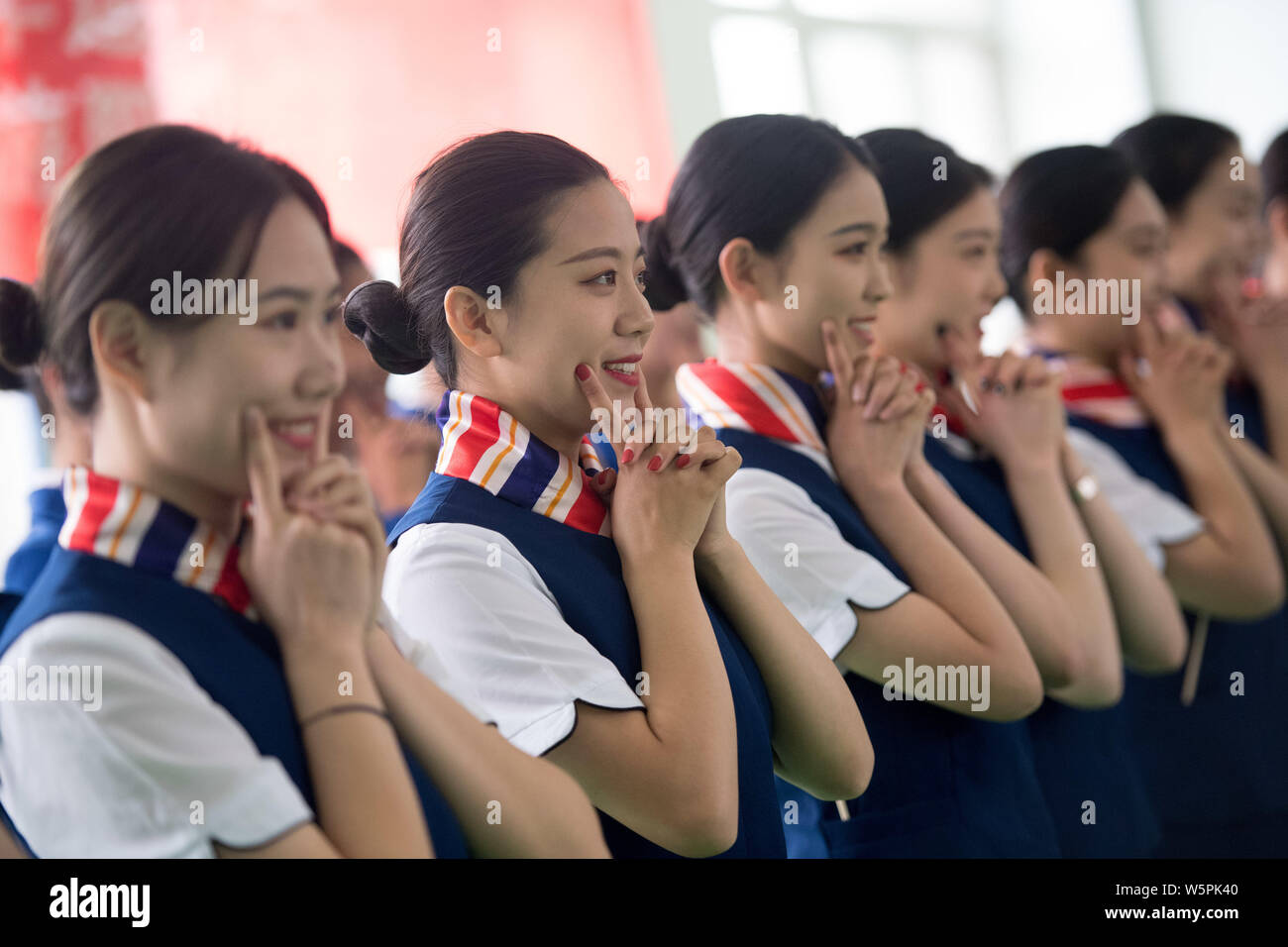 Volontari cinesi pratica sorridente durante un galateo sessione di allenamento per il 2° Cinese Nazionale Giochi della gioventù nella città di Taiyuan, nel nord della Cina di Shanxi Foto Stock