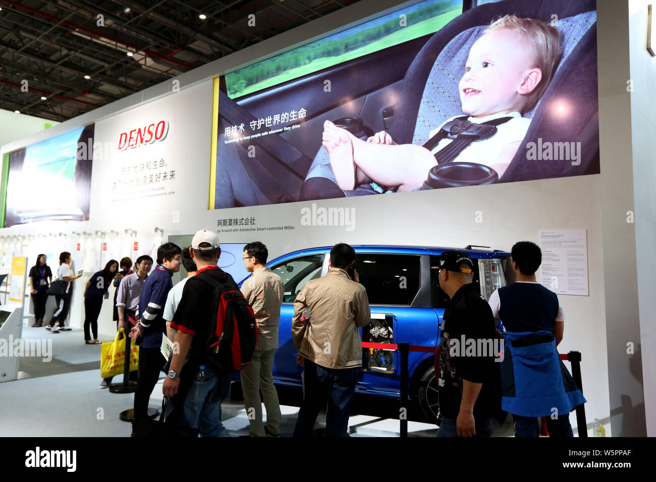 --FILE -- la gente visita lo stand della giapponese fornitore automobilistico Denso Corp. durante il XVI Shanghai industria automobilistica internazionale di Fiera, anche Foto Stock